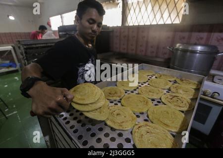 Bogor, Indonesien. 07. April 2022. Am 7. April 2022 arbeitet ein Bäcker an einer maryam-Brotproduktion in Bogor, West-Java, Indonesien. Maryam Brot oder Cane Brot sehr beliebtes Street Food in Südostasien. Ähnlich verhält es sich mit weißem Fladenbrot, aber mit mehr Schichten und Knusprigkeit, die während des muslimischen Fastenmonats Ramadan sehr gefragt sind. (Foto von Andi M Ridwan/INA Photo Agency/Sipa USA) Quelle: SIPA USA/Alamy Live News Stockfoto