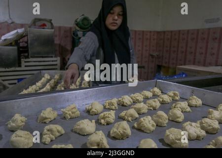 Ein Bäcker arbeitet am 7,2022. April an einer maryam-Brotproduktion in Bogor, West-Java, Indonesien. Maryam Brot oder Cane Brot sehr beliebtes Street Food in Südostasien. Ähnlich verhält es sich mit weißem Fladenbrot, aber mit mehr Schichten und Knusprigkeit, die während des muslimischen Fastenmonats Ramadan sehr gefragt sind. (Foto von Andi M Ridwan/INA Photo Agency/Sipa USA) Stockfoto