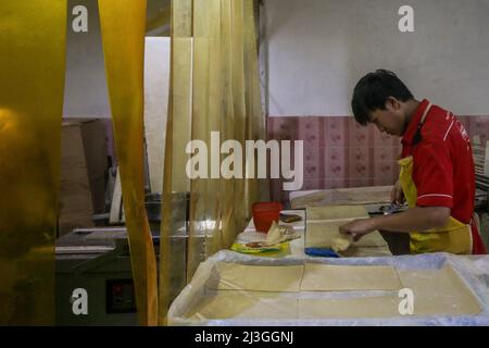 Bogor, Indonesien. 07. April 2022. Am 7. April 2022 arbeitet ein Bäcker an einer maryam-Brotproduktion in Bogor, West-Java, Indonesien. Maryam Brot oder Cane Brot sehr beliebtes Street Food in Südostasien. Ähnlich verhält es sich mit weißem Fladenbrot, aber mit mehr Schichten und Knusprigkeit, die während des muslimischen Fastenmonats Ramadan sehr gefragt sind. (Foto von Andi M Ridwan/INA Photo Agency/Sipa USA) Quelle: SIPA USA/Alamy Live News Stockfoto