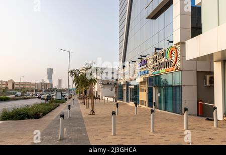 Riad, Saudi-Arabien, 1.. April 2022: Straßenbild von Riad, Olaya Street Stockfoto