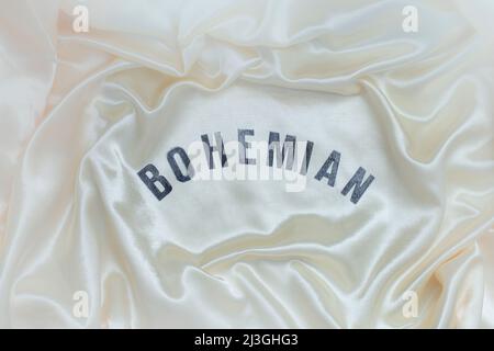 Bohemian auf silbernem Satin geschrieben Stockfoto