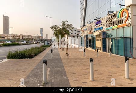 Riad, Saudi-Arabien, 1.. April 2022: Straßenbild von Riad, Olaya Street Stockfoto