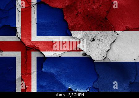 Flaggen von Island und den Niederlanden auf rissige Wand gemalt Stockfoto