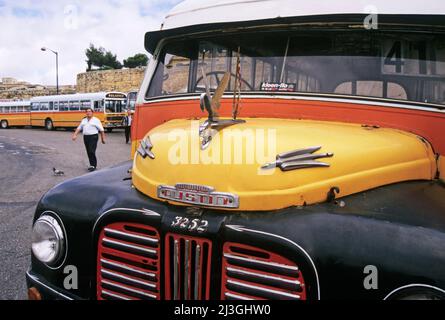 Vintage Austin-Bus an der zentralen Bushaltestelle Valletta, Malta Stockfoto