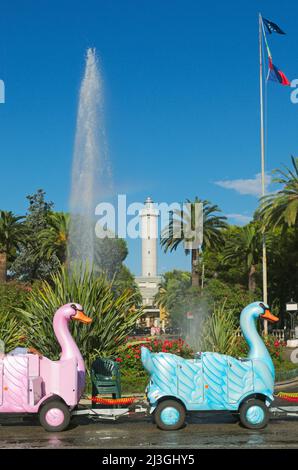 Karussellfahrt, Brunnen und Leuchtturm in der Rotonda Giorgini, San Benedetto del Tronto, Marken, Italien Stockfoto