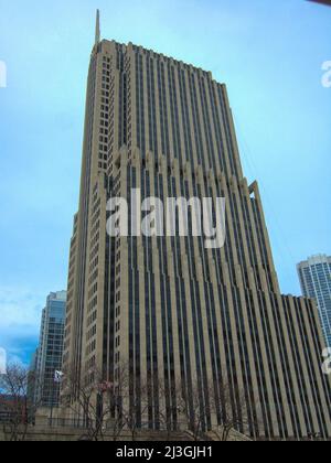 Chicago, USA - April 19 2016: Altes gebeiztes Gebäude am Chicago River unter bewölktem Himmel Stockfoto