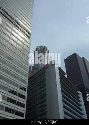 Chicago, USA - April 19 2016: Die Spitze des 311 South Wacker Drive Gebäudes unter einigen Wolkenkratzern in Chicago. Einst der größte Stahlbeton o Stockfoto