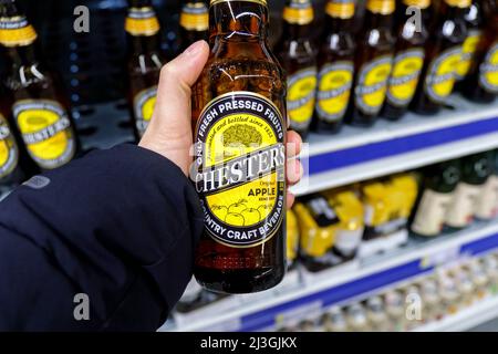 Tjumen, Russland-25. März 2022: Betrüger Apple Bio Apple Cider ist jetzt auf dem Markt Stockfoto