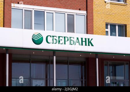 Tjumen, Russland-25. März 2022: Sberbank-Logo auf dem Gebäude. Russisches Bankschild Stockfoto