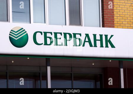 Tjumen, Russland-25. März 2022: Sberbank-Logo auf dem Gebäude. Russisches Bankschild Stockfoto