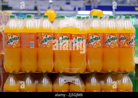 Tjumen, Russland-25. März 2022: Kohlensäurehaltige Getränke mit Orangengeschmack von Marken von Mirinda in den Regalen der Hypermärkte. Stockfoto