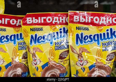 Tjumen, Russland-25. März 2022: Nesquik Chocolate. Nequik gehört der Schweizer Firma Nestle. Stockfoto