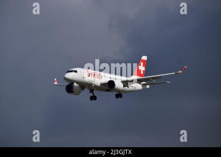 Swiss Airlines Airbus A220 kommt an einem stürmischen Tag am Flughafen London City an Land Stockfoto