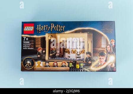 Tjumen, Russland-27. Dezember 2021: Spielzeug mit Harry Potter Lego Castle auf dem Display. Logo Nahaufnahme 76386 Stockfoto