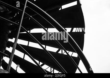 Wendeltreppe gegen grauen Himmel Stockfoto