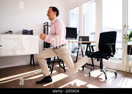 Business Man Tut Bulgarischen Split Squat Im Büro Stockfoto