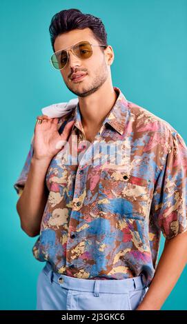 Looks aus dem Jahr 80s feiern ein Comeback in der Mode. Kurzer Schuss eines hübschen jungen Mannes im Stil von 80s. Stockfoto