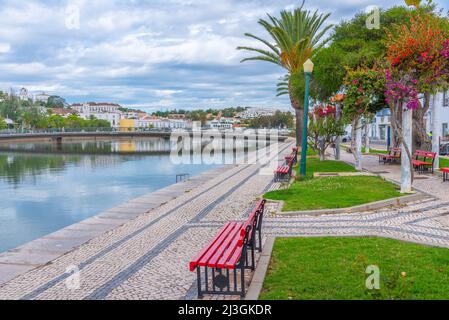 Häuser am Fluss Gilao in Tavira, Portugal. Stockfoto