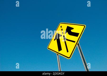 Zeichen der Fahrbahn zeigen neue Gasse auf der rechten Seite des laufenden Verkehrs Stockfoto