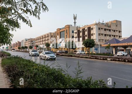 Riad, Saudi-Arabien, 1.. April 2022: Straßenbild von Riad, Olaya Street Stockfoto