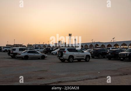 Riad, Saudi-Arabien, 1.. April 2022: Straßenbild von Riad, Olaya Street Stockfoto