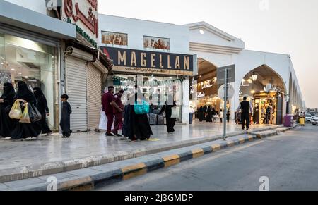 Riad, Saudi-Arabien, 1.. April 2022: Alter lokaler Markt in Riad, Olaya Street Stockfoto