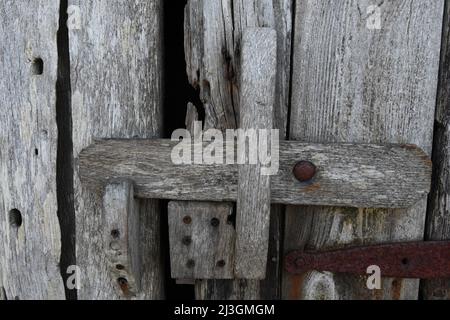 Blick auf den Holzfang auf der Hawker's Hut ein in die Klippe eingebauter Holzschutz mit Blick auf den Atlantischen Ozean in North Cornwall. Gebaut von Stockfoto