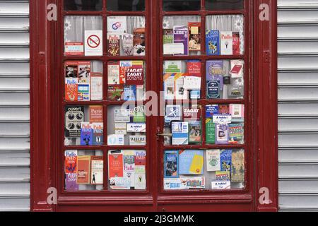 Führungen Etiketten an der Tür des Restaurants - Paris - Frankreich Stockfoto