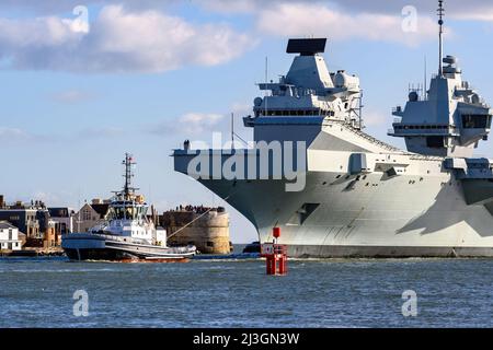 Die Royal Navy Flugzeugträgerin HMS Prince of Wales (R09) passiert den Round Tower am Eingang zum Portsmouth Harbour - Februar 2022. Stockfoto