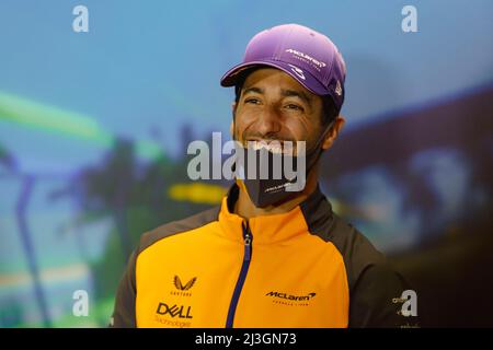 Albert Park, Melbourne, Australien. 8. April 2022. FIA Formula 1 Australian Grand Prix, Freie Trainingseinheiten; McLaren-Fahrer Daniel Ricciardo bei der australischen Formel 1 Grandprix Pressekonferenz Kredit: Action Plus Sports/Alamy Live News Stockfoto