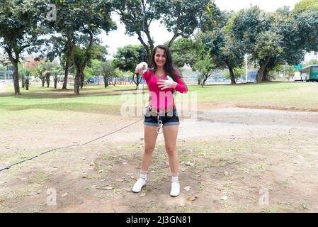 Salvador, Bahia, Brasilien - 24. Oktober 2021: Weibliche Rappelist posiert für die Kamera. Stadt Salvador Hauptstadt von Bahia, Brasilien. Stockfoto