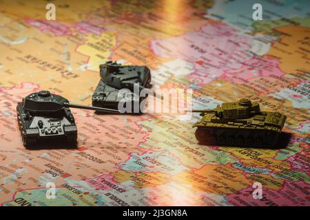 Spielzeugtanks auf der Karte. Militärische Operationen in der Ukraine. Stockfoto