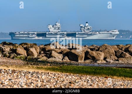 Die Royal Navy Flugzeugträgerin HMS Queen Elizabeth (R08) vor Anker im Solent, gekleidet in ihrer Overall zum Gedenken an den VE Day 75. Stockfoto