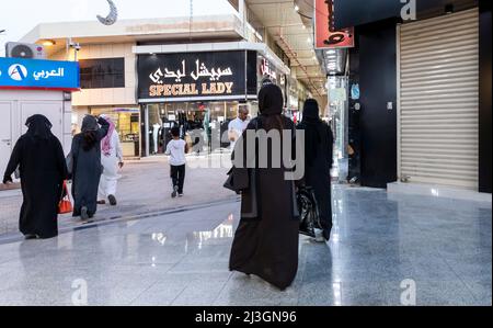 Riad, Saudi-Arabien, 1.. April 2022: Alter lokaler Markt in Riad, Olaya Street Stockfoto