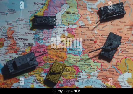 Spielzeugtanks auf der Karte. Konzept der Konfrontation zwischen Europa und Russland. Stockfoto