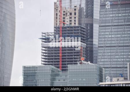 London, Großbritannien. 8.. April 2022. In der City of London, dem Finanzviertel der Hauptstadt, werden weiterhin neue Unternehmensgebäude errichtet. Kredit: Vuk Valcic/Alamy Live Nachrichten. Stockfoto