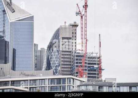 London, Großbritannien. 8.. April 2022. In der City of London, dem Finanzviertel der Hauptstadt, werden weiterhin neue Unternehmensgebäude errichtet. Kredit: Vuk Valcic/Alamy Live Nachrichten. Stockfoto