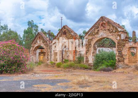 Verwüsttes Bergbaugebäude in Minas de Sao Domingos in Portugal. Stockfoto