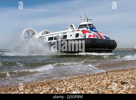 Solent Flyer wird von Hovertravel betrieben und bietet einen Hochgeschwindigkeitsverkehr für Passagiere über den Solent, der Portsmouth und Ryde auf der Isle of Wight verbindet. Stockfoto