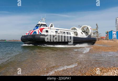 Solent Flyer wird von Hovertravel betrieben und bietet einen Hochgeschwindigkeitsverkehr für Passagiere über den Solent, der Portsmouth und Ryde auf der Isle of Wight verbindet. Stockfoto