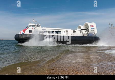 Solent Flyer wird von Hovertravel betrieben und bietet einen Hochgeschwindigkeitsverkehr für Passagiere über den Solent, der Portsmouth und Ryde auf der Isle of Wight verbindet. Stockfoto