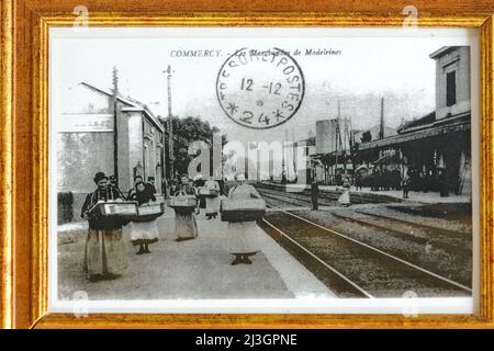 Frankreich, Maas, Commercy, Schwarz-Weiß-Fotografie, die die Verkäufer von Madeleines auf dem Bahnsteig des Bahnhofs Commercy auf der Pariser Strassburger Linie zu Beginn des 20.. Jahrhunderts im Laden und in der Werkstatt der Madeleines der Brüder Commercy La Boite à Madeines des Zins darstellt, Madeleiniers seit 1951 Stockfoto