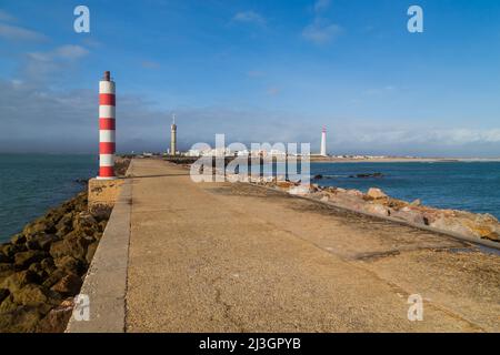 Die beiden Leuchttürme am Eingang eines kleinen Hafens auf der Insel Farol bei Olhao. Algarve, Portugal Stockfoto