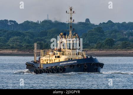 Svitzer Bargate ist ein Damen ATD 2412 Liegeschlepper, der von Svitzer Towage im Hafen von Southampton - Juni 2020 betrieben wird. Stockfoto