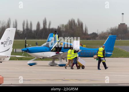 Cirrus SR22 GTS Flugzeug N508RA wird mit medizinischer Hilfe für die Ukraine beladen, um nach Polen am London Southend Airport, Essex, Großbritannien, zu fliegen Stockfoto