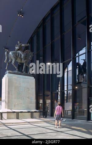 Frankreich, Paris, die Reiterstatue von Marschall Joseph Joffre vom Künstler Maxime Real del Sarte, im Grand Palais Ephemere das Kabinett Wilmotte, das während der Renovierung des grand Palais und für die Olympischen Spiele 2024 gebaut wurde Stockfoto