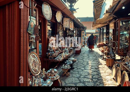 SARAJEVO, BOSNIEN UND HERZEGOWINA - 14. JULI 2018: muslimische Frau, die auf dem alten Basar in der Straße von Sarajevo spazieren geht Stockfoto