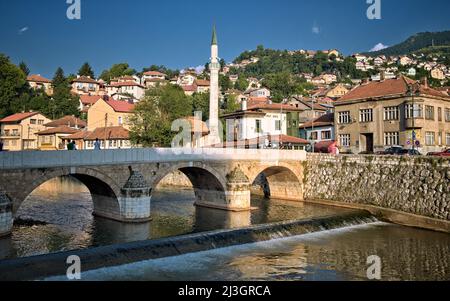 SARAJEVO, BOSNIEN UND HERZEGOWINA - 14. JULI 2018: Altstadt von Sarajevo und Brücke am Fluss Miljacka Stockfoto