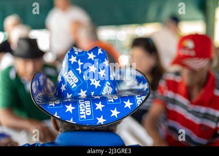 USA, Florida, Miami, Domino-Spieler mit Hut in den Farben der USA, im Stadtteil Little Havana, Calle Ocho, SW 8. Street, Maximo Gomez Park Stockfoto