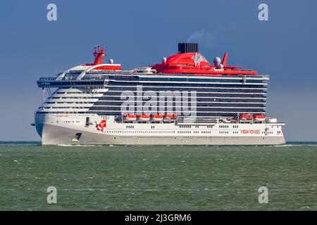 Valiant Lady ist ein Kreuzschiff, das von Virgin Voyages - April 2022 betrieben wird. Stockfoto